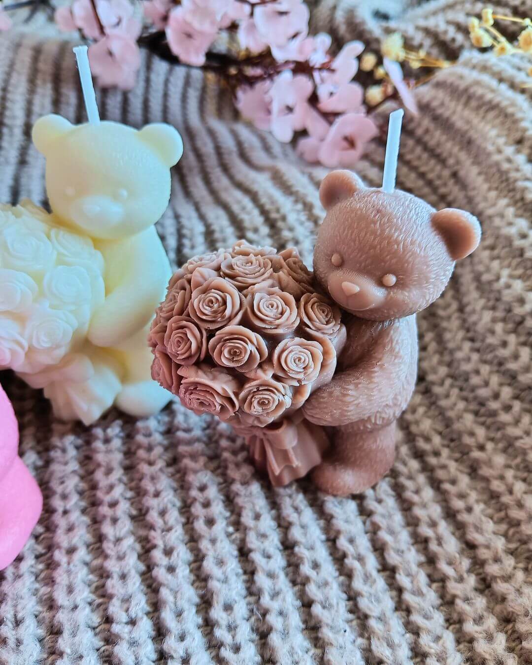 Bear Holding a Bouquet Candle – Sviečka Medvedík s kyticou