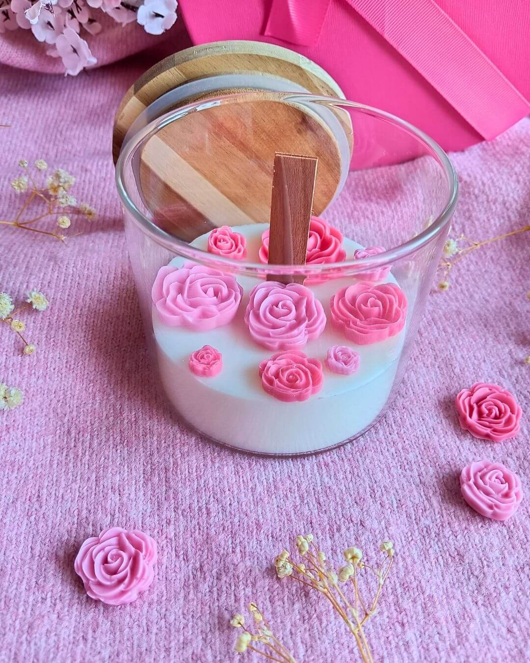 Roses Candle – Valentínska sviečka s ružičkami 🌹