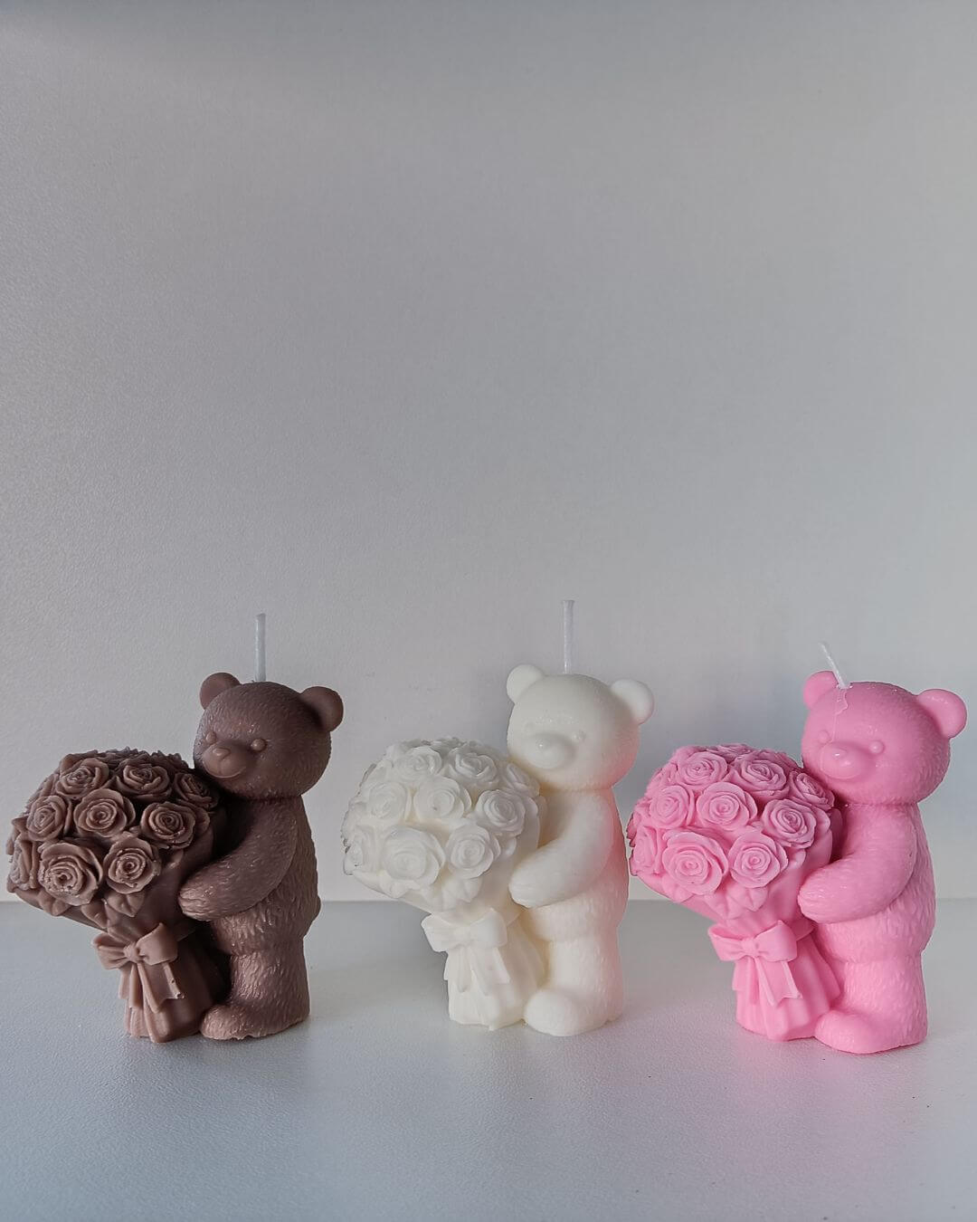 Bear Holding Bouquet Candle - Sviečka Medvedík s kyticou