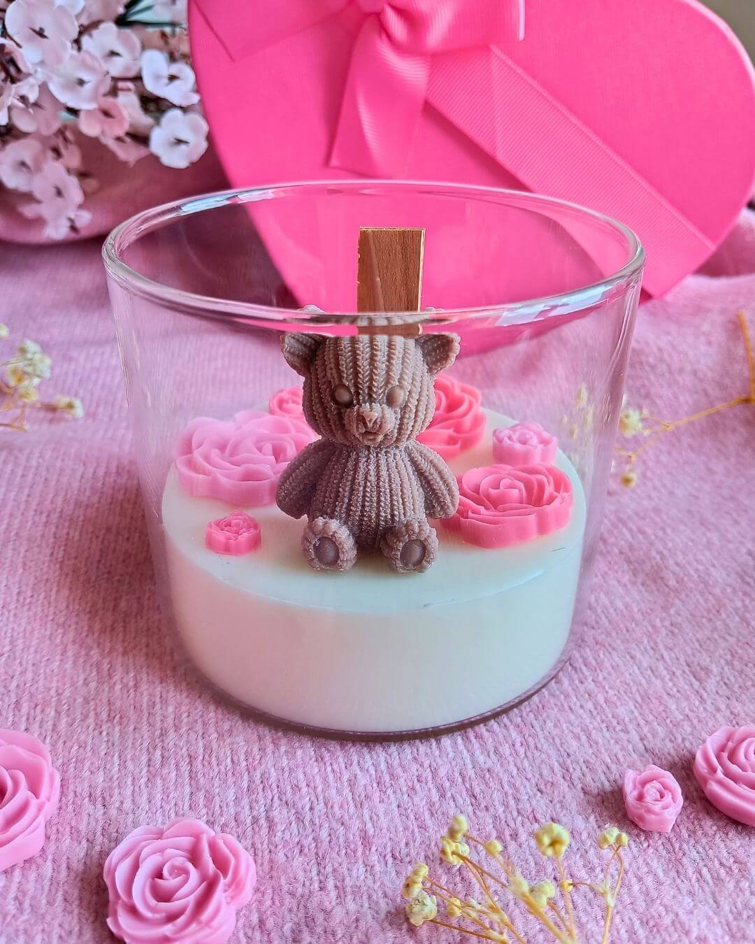 Knitted Bear and Roses – Štrikovaný medvedík a ruže sviečka